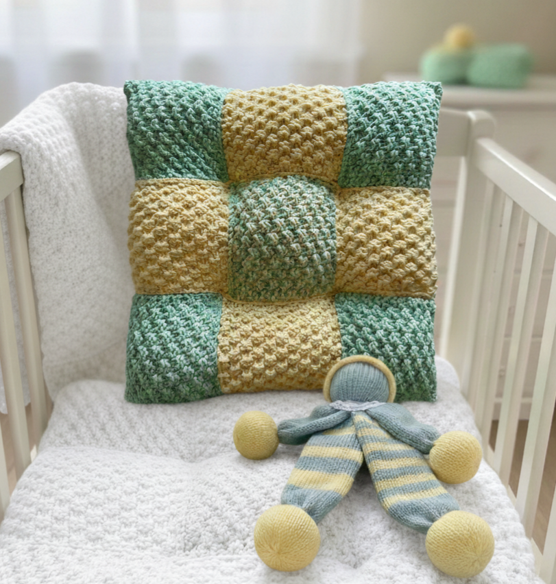 Lot 4 doudous peluches tricotées main + coussin vert et jaune