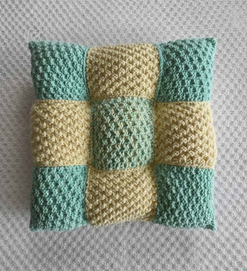 Lot 4 doudous peluches tricotées main + coussin vert et jaune