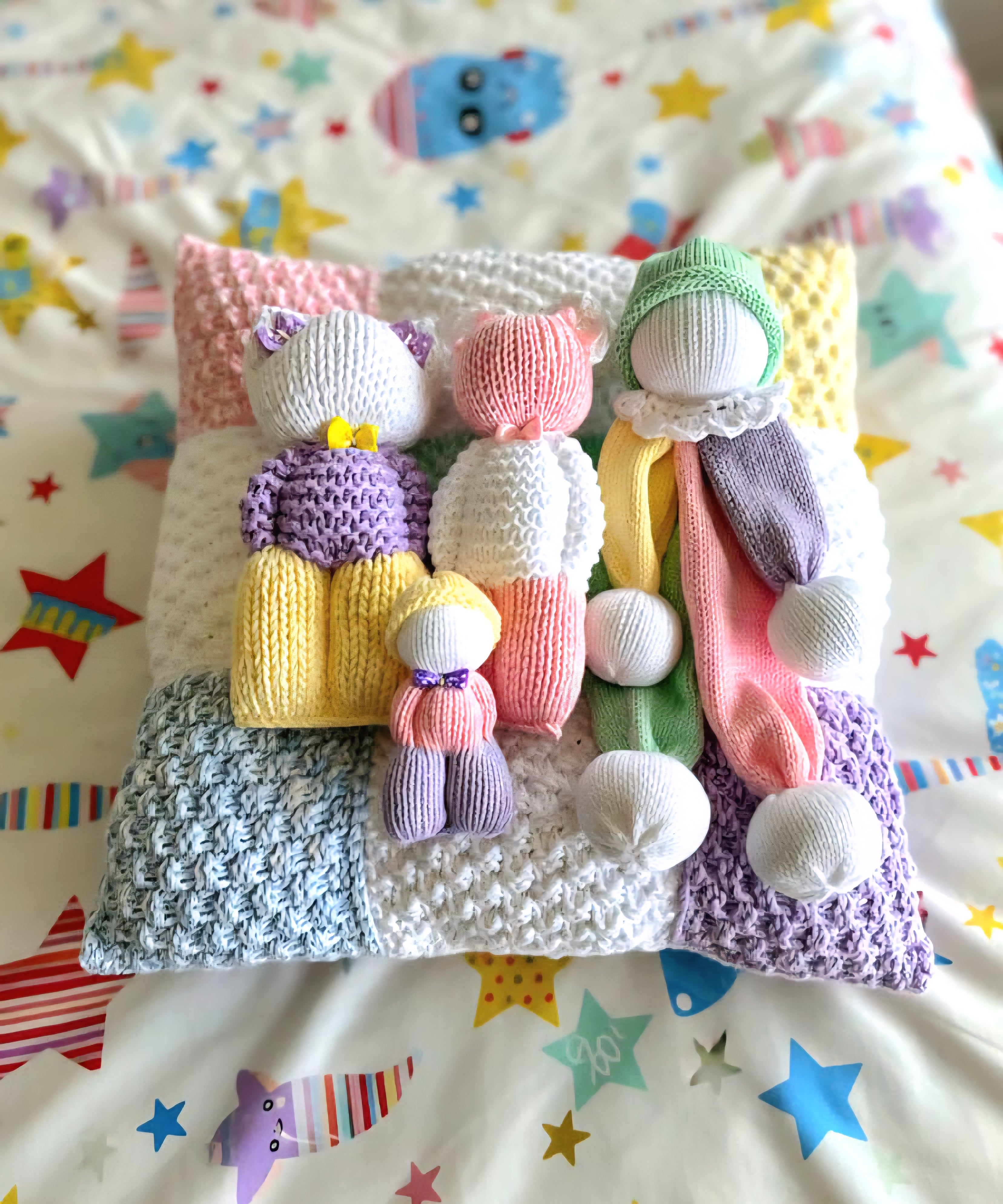 Lot de 4 doudous peluches tricotées + coussin patchwork