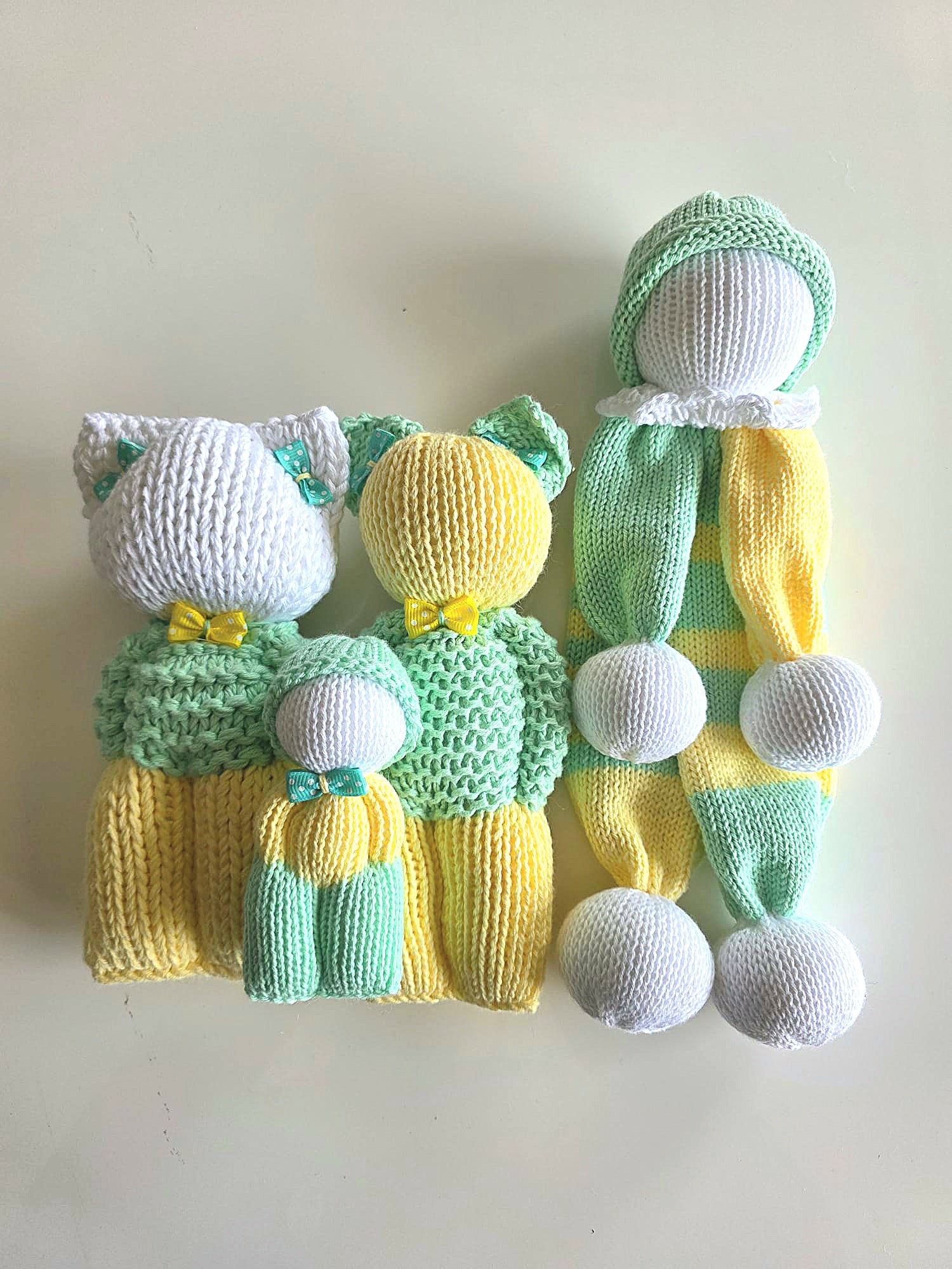 Lot 4 doudous peluches tricotées main + coussin vert et jaune