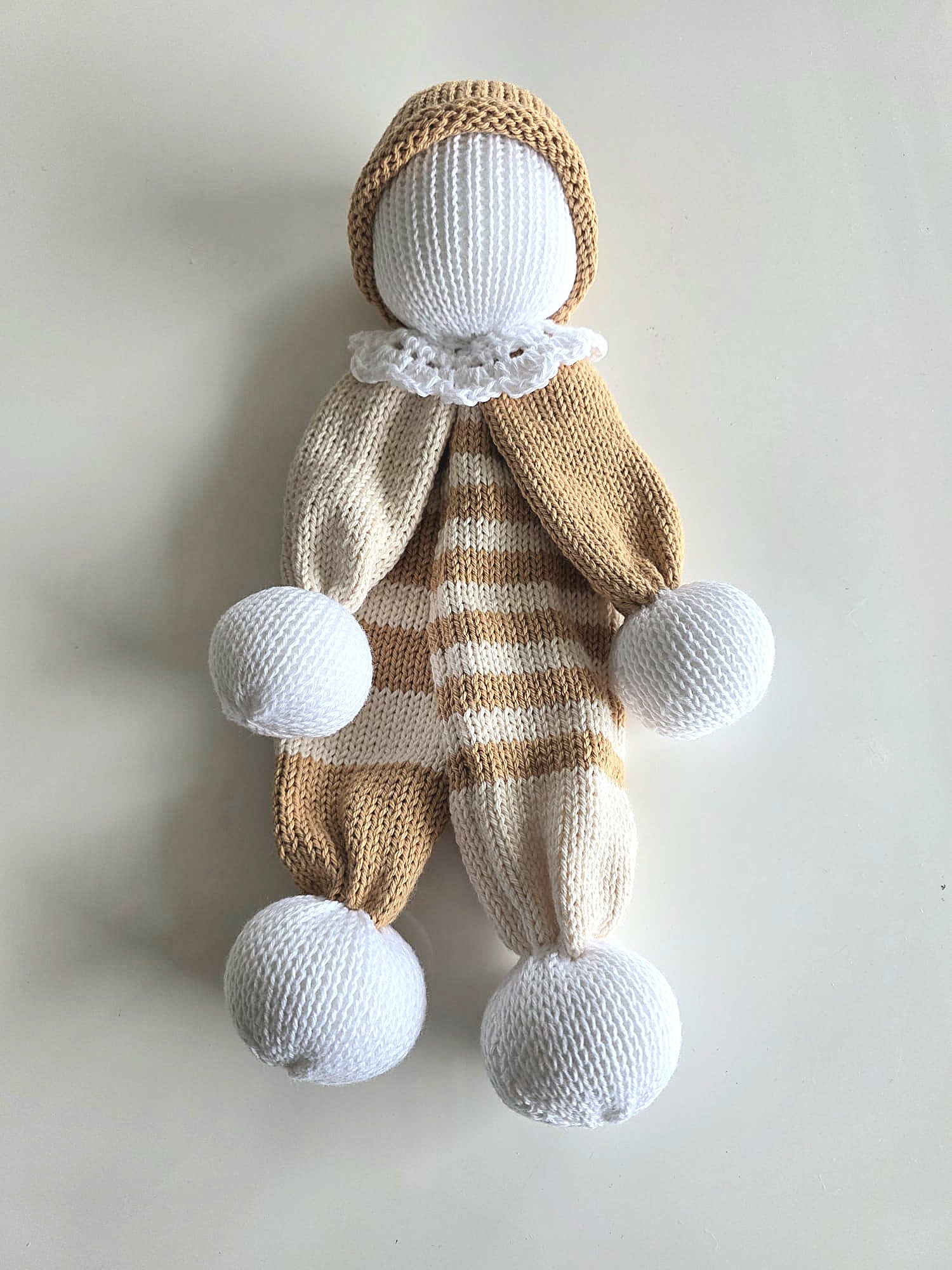 4 doudous peluches + coussin beige