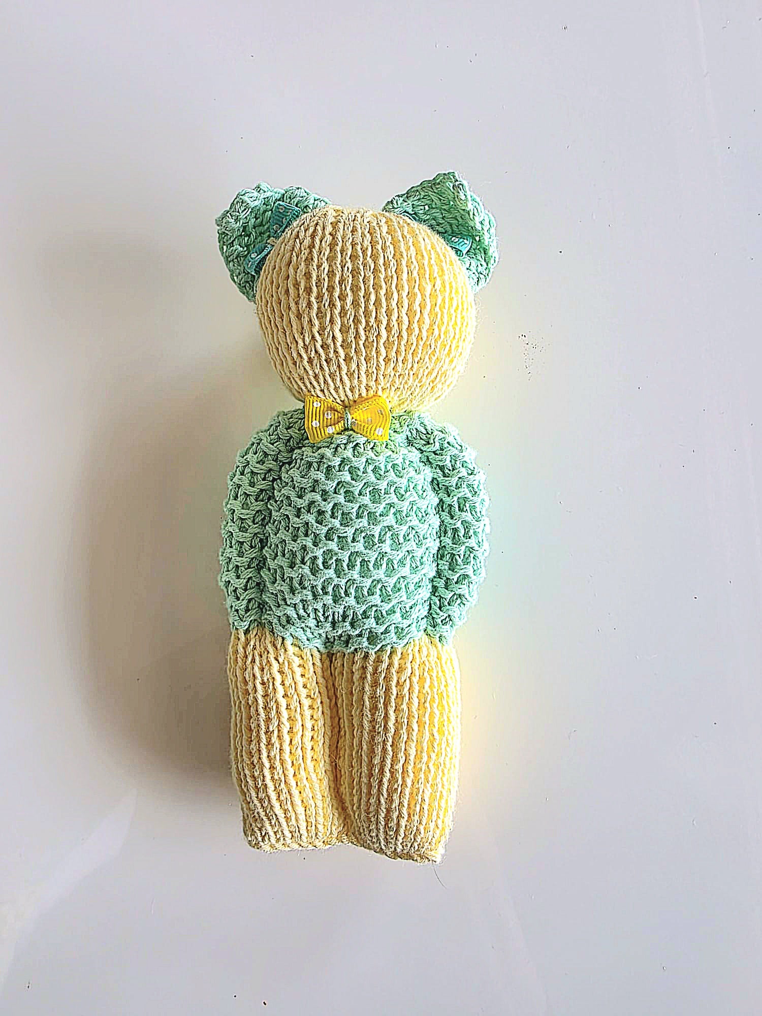 Lot 4 doudous peluches tricotées main + coussin vert et jaune
