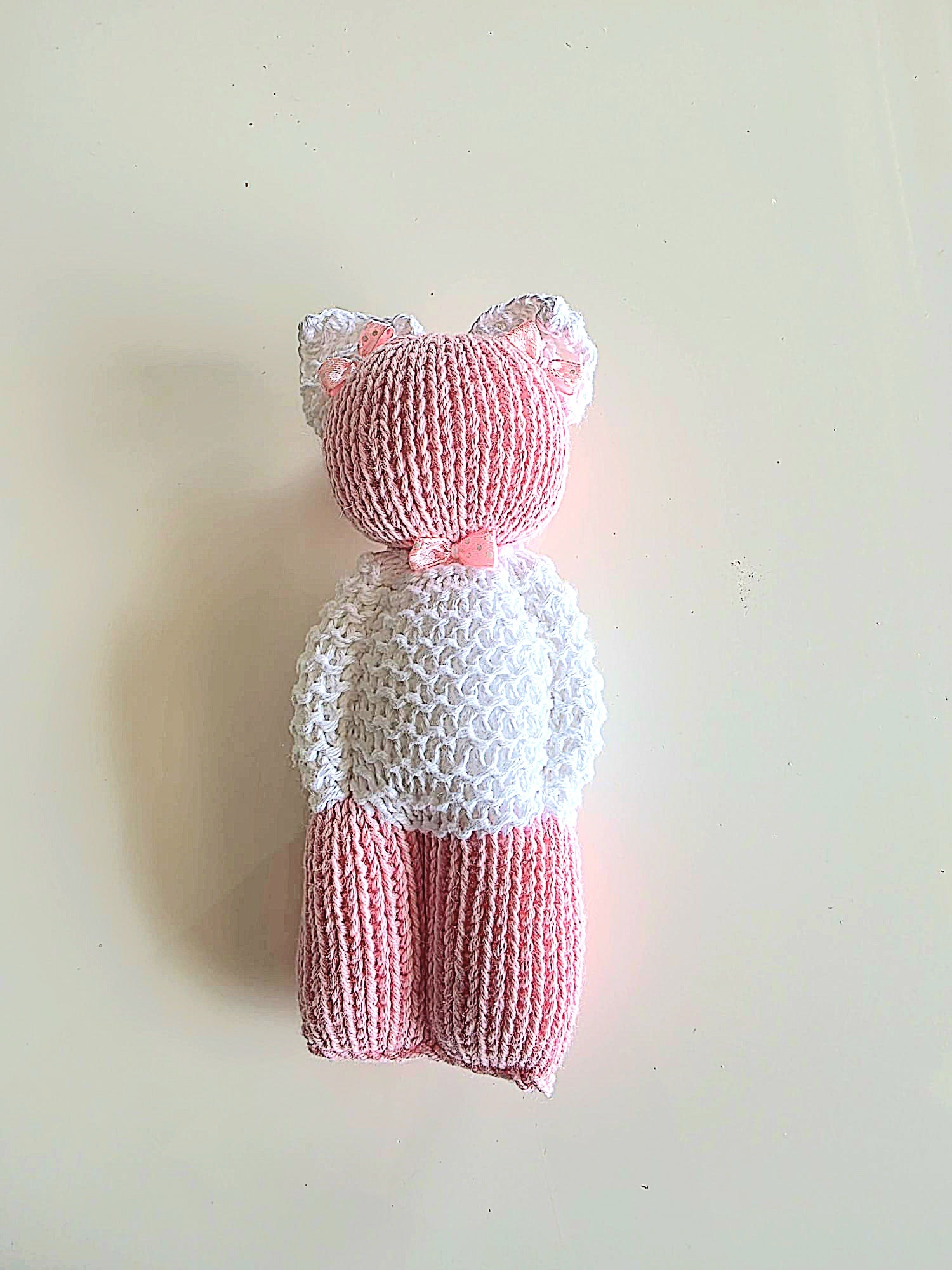 Lot de 4 doudous peluches tricotées + coussin patchwork